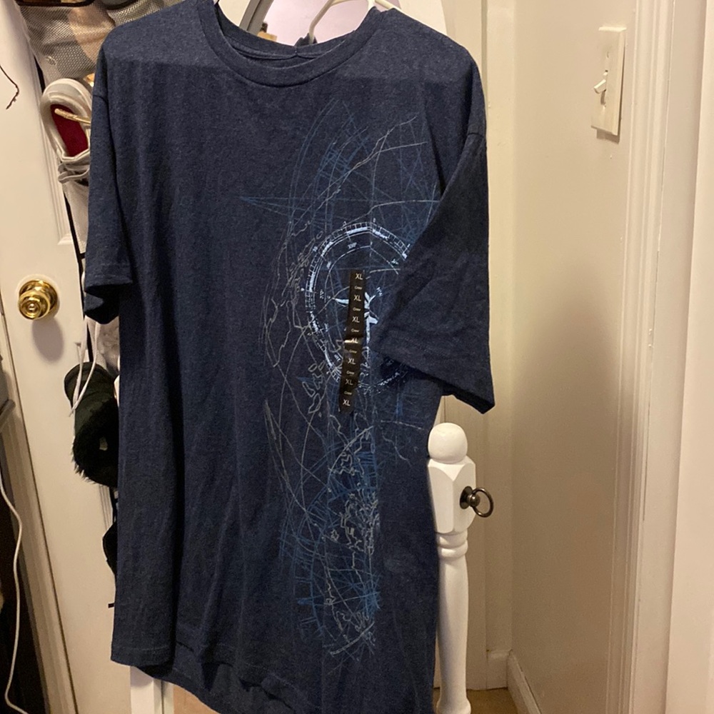 Apt. 9 men’s navy blue compass printed t shirt. Never worn, with tags. Size XL